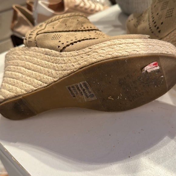 VERY G GLORIA LASER CUT WEDGES - GUC - SIZE 8.5 - Picture 9 of 15